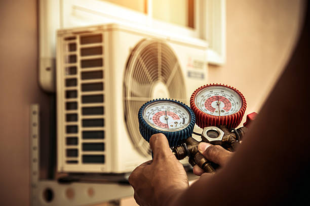 Professional Hvac technician working in Cloverdale, IN